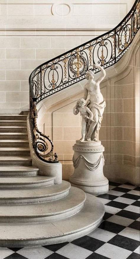 Elegant Staircase Grand Entrance, French Staircase, Luxury Staircase, Architecture Classic, Staircase Designs, Stairs Architecture, Stair Design, Italian Interior, Glam Living Room