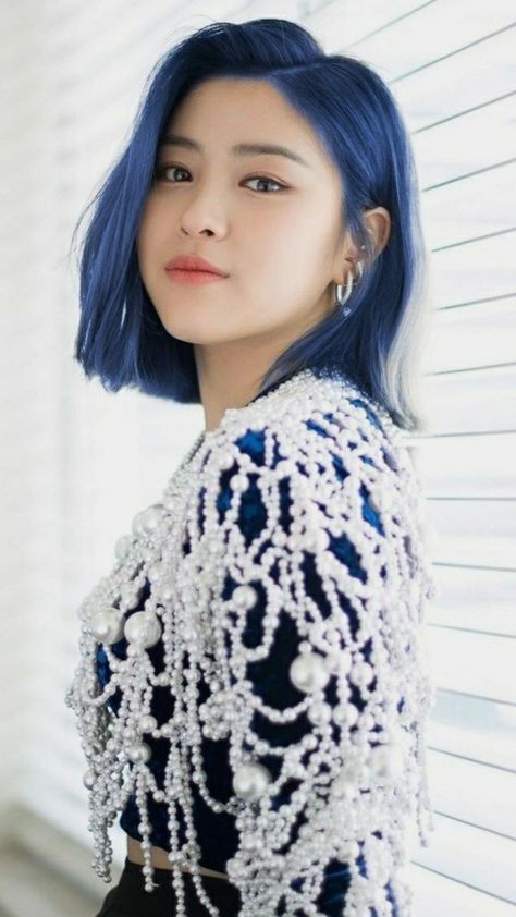 Ryujin Wannabe, Short Blue Hair, Blue Black Hair, Light Blue Hair, Dark Blue Hair, Eyebrow Makeup Tips, Hair Color Crazy, Black Hair Color, Shin Ryujin