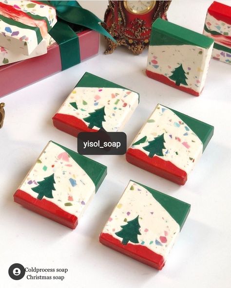 Soap On A Rope Ideas, Grinch Soap Ideas, Cold Process Christmas Soap, Christmas Soap Ideas Cold Process, Soap Decorating Ideas, Christmas Soap Diy, Christmas Soap Ideas, Christmas Soaps, Soap Design Ideas