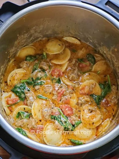 Instant Pot Ravioli Instant Pot Ravioli, Frozen Ravioli Recipes, Beef Ravioli Recipe, Sausage Dinners, Cheese Ravioli Recipe, Italian Sausage Spinach, Ravioli Soup, Sausage Spinach, Dinners Easy