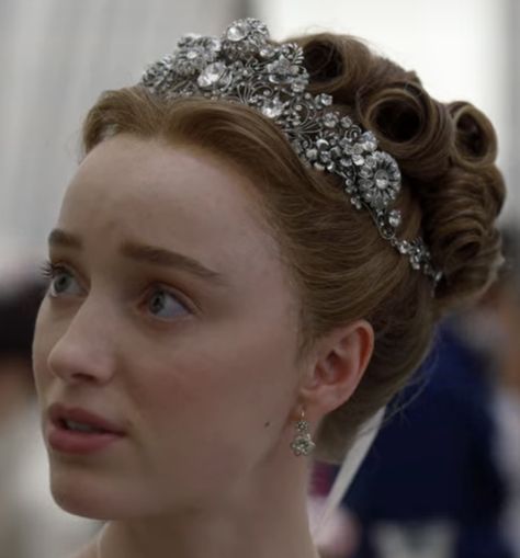 Phoebe Dynevor Bridgerton, Daphne Bridgerton Aesthetic, Daphne Icon, 1870s Hairstyles, Bridgerton Hairstyles, Bridgerton Daphne, Royal Hairstyles, Bridgerton Aesthetic, Daphne Bridgerton