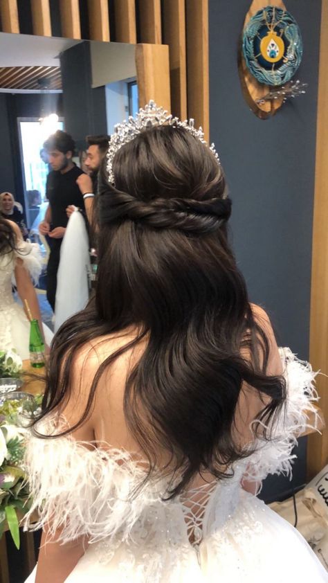 Straight Hairstyles Quince, Straight Hairstyles For Quinceanera, Quince Hairstyles With Crown Straight Hair, Quince Hair Straight, Straight Quinceanera Hairstyles, Quinceanera Hairstyles Straight Hair, Quinceanera Hairstyles Straight, Prom Hairstyles With Crown, Simple Quince Hairstyles