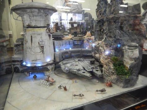 Star Wars Action Figures Display, Star Wars Diorama, Star Wars Room Decor, Collectibles Display, Galaxys Edge, Star Wars Galaxy's Edge, Star Wars Room, Star Wars Spaceships, Diorama Ideas