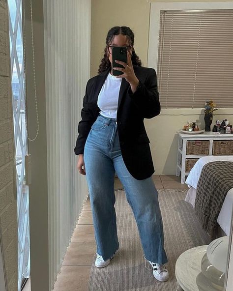 Trousers With Slits Outfit, Casual Outfits 60 Degrees, Button Up Shirt With Sneakers Women, Black Women Casual Outfits Street Style, Casual Outfits Black Women Winter, Curvy Jeans Outfit Casual, Fall Outfit Inspo 2023 Midsize, Summer Office Outfits Midsize, Midsized Business Casual