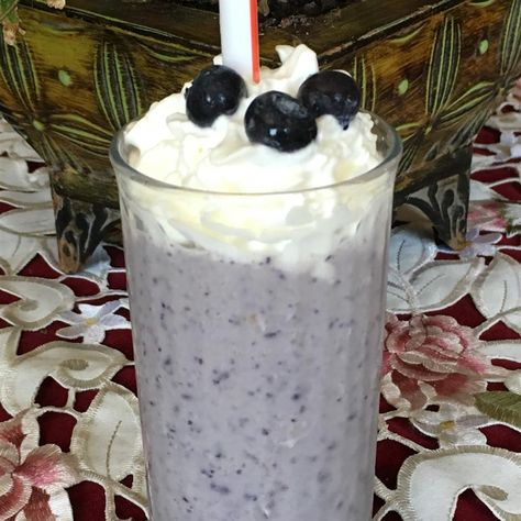 Blueberry Banana Milkshake Blueberry Milkshake Recipe, Milkshake Without Ice Cream, Blueberry Banana Smoothie Recipes, Healthy Drink Recipes Smoothies, Avocado Milkshake, Banana Milkshake Recipe, Mint Milkshake, Blueberry Milkshake, Best Milkshakes