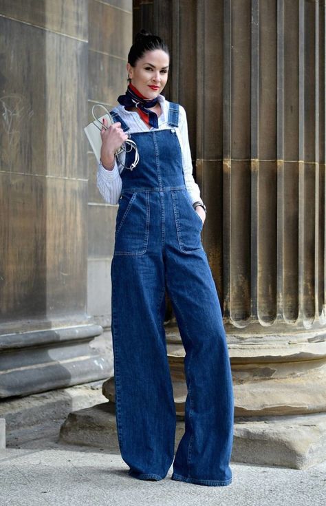 Salopette Outfit, Overalls Outfit Winter, Outfits Overalls, Dungarees Outfits, Dungaree Outfit, Overalls Fashion, Style Overalls, Flared Denim, Overall Outfit