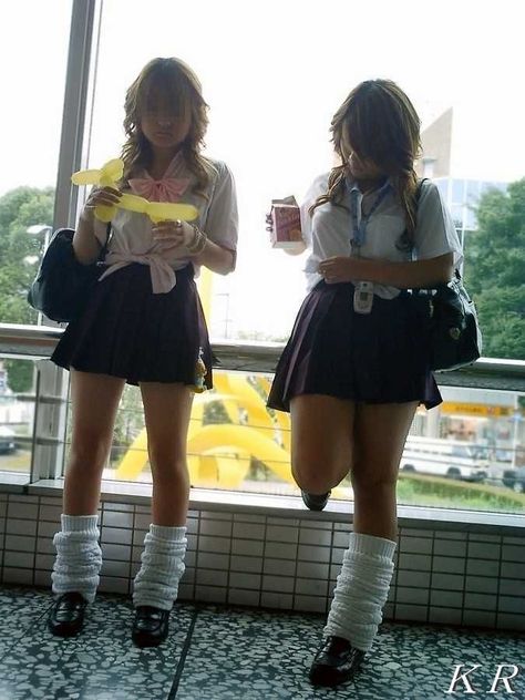 Gyaru Style, Aesthetic Japanese, School Uniform Fashion, Girls In Mini Skirts, Gyaru Fashion, Japanese School, Fashion Statements, Heart Hands, Uniform Fashion