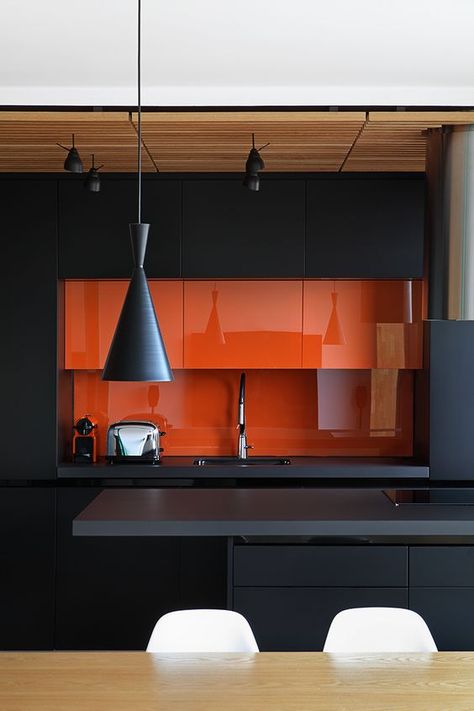 Hiasan Dalaman Dapur, Dapur Moden, Orange Kitchen, Kitchen Furniture Design, Black Kitchen, Minimalist Kitchen, Black Kitchens, Home Decor Kitchen, Interior Design Kitchen