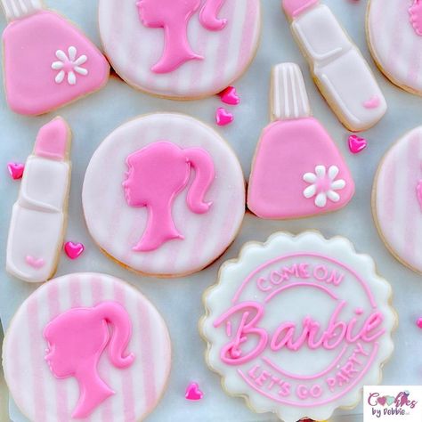 ✨Pins • Instagram Royal Icing Designs, Barbie Cookies, Cookies 2023, Icing Designs, Cook Art, Barbie Birthday Cake, Cartoon Cookie, Barbie Theme Party, Sixth Birthday