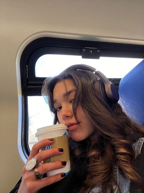 Coffee in the train selfie. Picture inspo Train Selfie, Coffee Selfie, Bridge Photos, Selfie Picture, Western Photo, Pose Fotografi, Journey Girls, Train Pictures, Train Journey