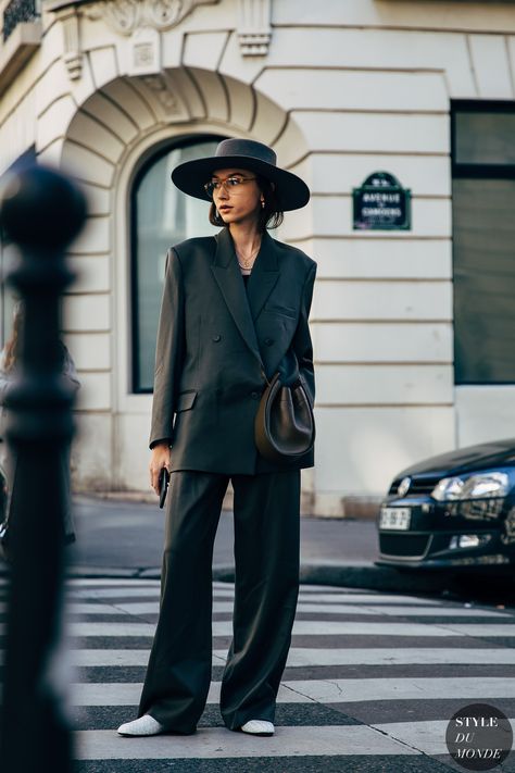 Julie Pelipas, Mode Dope, Look Working Girl, How To Have Style, Photographie Portrait Inspiration, Paris Fashion Week Street Style, Street Snap, Hat Style, Autumn Street Style