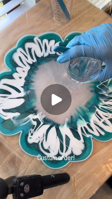 How To Resin Pour, Poured Resin Art, Epoxy Bowl Diy, Resin Painting Ideas, How To Make Resin Molds, Rezin Epoxi Idea, Resin Bowls Diy How To Make, Resin Crafts Tutorial Videos, Resin Seashell Crafts