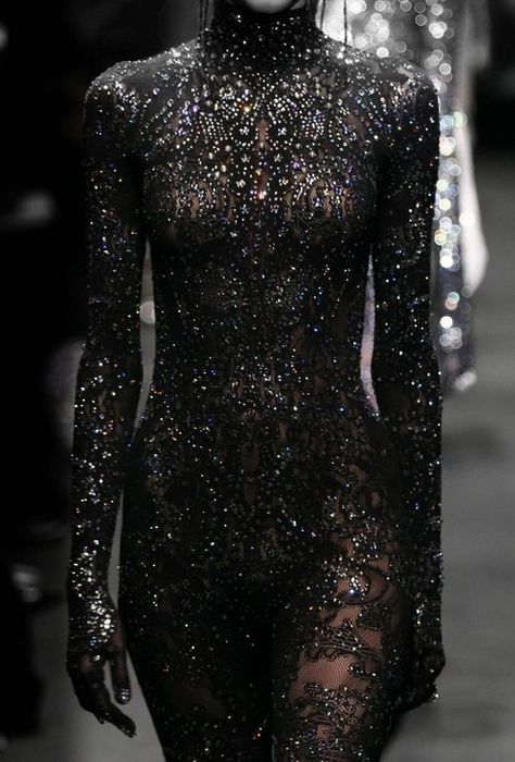 Runway dress Haute Couture Style, Bling Fashion, Legging Outfits, Couture Mode, Tokyo Fashion, Fantasy Fashion, Yohji Yamamoto, Dark Fashion, Mode Inspiration