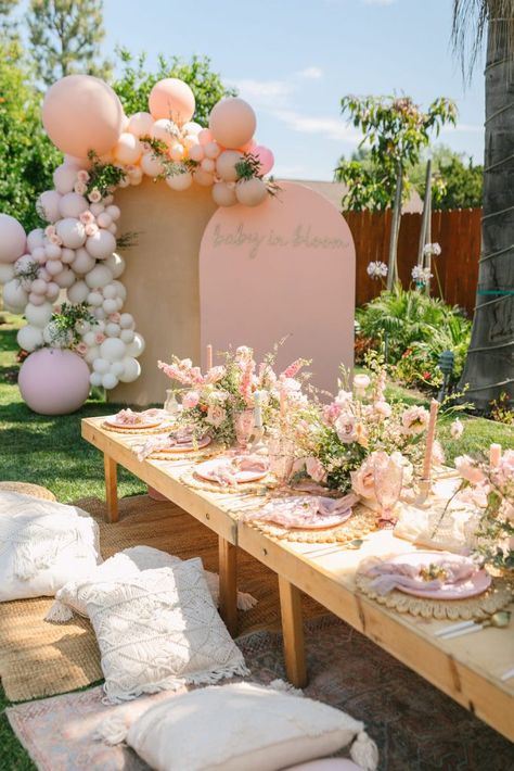 Spring Baby Shower Backdrop, Baby Shower Outside Ideas, Baby In Bloom Tablescape, Baby Shower Floral Backdrop, Garden Baby Shower Decor, Baby In Bloom Maternity Shoot, Spring Balloon Decorations, Boho Wildflower Baby Shower Ideas, Baby In Bloom Table Setting