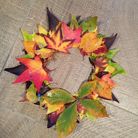 Go for an autumnal walk and collect leaves.   Cut out the middle of a paper plate. I find this easiest by scoring and pushing out.   Give them some pva and let them stick. #autumn #leafart #fallactivities #autumnart #preschoolactivities Leaf Wand Craft, Stick And Leaf Crown, Leaf Sticking Activity, Gross Motor Leaf Activities, Leaves Gross Motor Activities, Elderly Crafts, Leaf Wreath, Autumn Art, Leaf Art