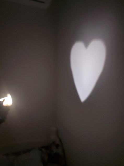 Flash Light Aesthetic, Science Light, Shadow Heart, Hearts Decor, Heart Shadow, Light Science, Prom Photoshoot, Diy Heart, Shape Pictures