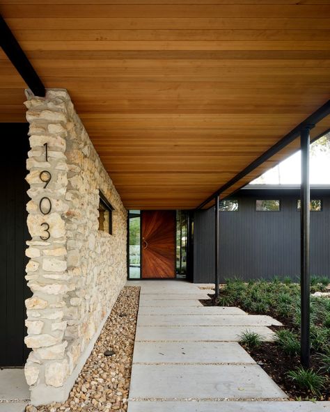 Before/After: 1951 Home’s Redesign Honours Architect’s Vision - Mid Century Home Mid Century Modern Entry, Midcentury Modern Front Door, Mid Century Front Door, Mid Century Modern House Exterior, Windmill Landscaping, Mid Century Exterior, House Before And After, Modern Entry, Eichler Homes