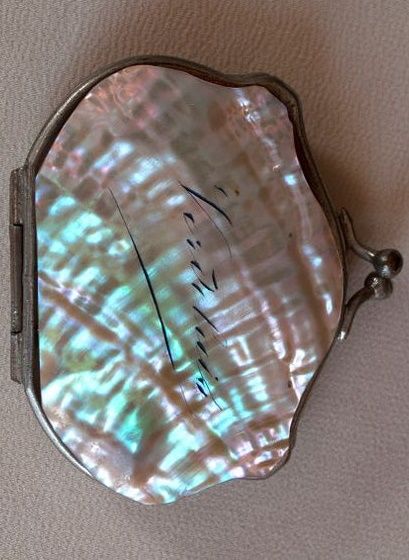 Antique Engraved Abalone Shell Coin Purse by FrenchQueensRansom, Aesthetic Coin Purse, Shell Coin Purse, Baker Aesthetic, Shell Purse, White Ferrari, Pinterest Diy Crafts, 22 December, Punk Vintage, Vintage Cosmetics