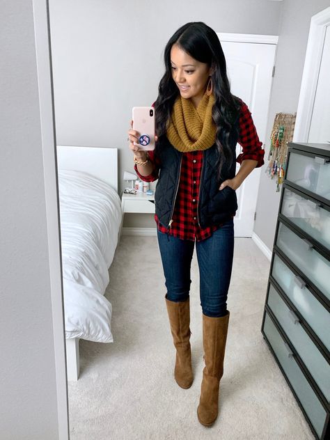 Black Vest + Red Gingham + Mustard Scarf + High boots + Statement earrings Black Vest Outfit, Vest Outfits For Women, Outfit Jeans, Black Vest, Cute Fall Outfits, Vest Outfits, Looks Chic, Fall Fashion Outfits, Casual Fall Outfits