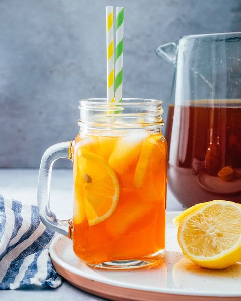 Lemon Iced Tea Recipe, Arizona Iced Tea, Lemon Iced Tea, Iced Tea Recipes Homemade, Healthy Refreshing Drinks, Raspberry Iced Tea, Homemade Iced Tea, Sweet Tea Recipes, Iced Tea Recipe