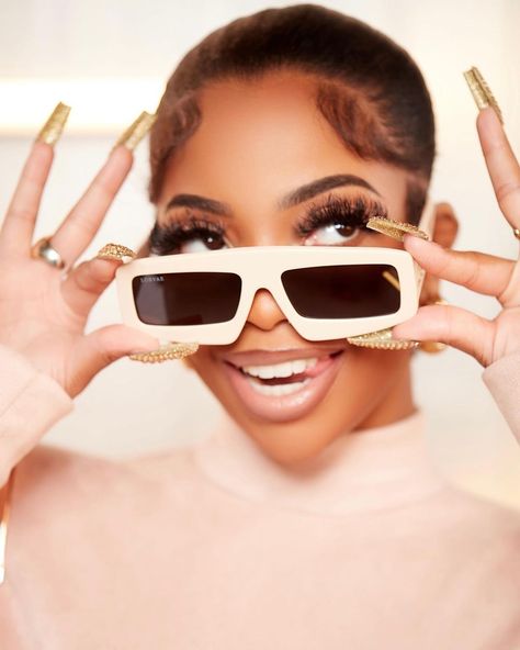 Sunglass Photoshoot, Dearra Taylor, Sunglasses Aesthetic, Shades Glasses, Throwing Shade, Big Sunglasses, Fashion Glasses, Glasses Sunglasses, Sunglasses & Glasses