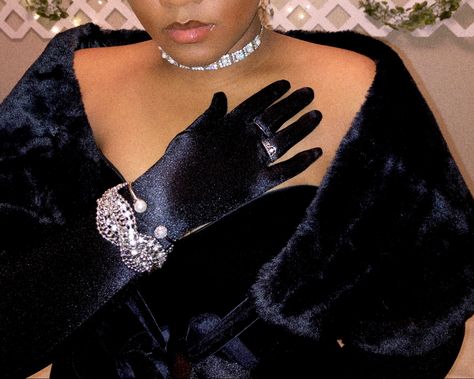 #blackgirl #oldhollywood old hollywood, black girl, all black, all glam Hollywood Themed Dresses Prom, Old Hollywood Black Women, Black Glamour Aesthetic, Old Hollywood Glam Dresses, Old Hollywood Jewelry, Ig Fits, Hollywood Glam Dress, Black Hollywood Glamour, Prom 2k24