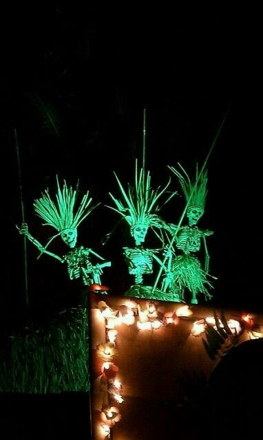 Scarecrow Tiki Men Tropical Halloween, Voodoo Party, Voodoo Halloween, Island Party, Tiki Decor, Pirate Halloween, Outdoor Deco, Tiki Party, A Skeleton