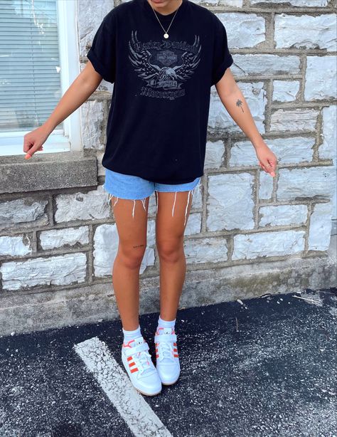 Summer Outfits Big Tshirt, Styling Shorts Outfits, Messy Summer Outfits, Big T Shirt Outfits Summer, 90s Jorts Outfit, T Shirt And Jean Shorts Outfit, Vintage Summer Fits, Shorts Tshirt Outfit, Thrift Inspo Summer