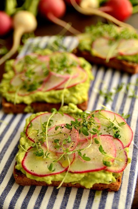 Springtime Avocado and Radish Toasts Radish Snack, Radish Sandwich, Healthy Breakfast Toast, Avocado Toasts, Toast Avocado, Breakfast Easy, Radish Recipes, Vegan Wraps, Avocado Sandwich