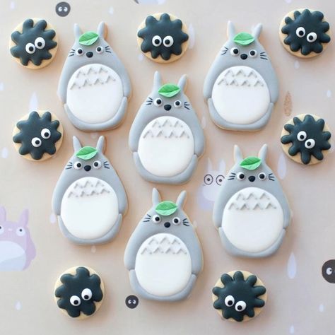 Totoro Cookies Decorated, Ghibli Snacks, Totoro Party Decorations, Totoro Cookies, Studio Ghibli Party, Popsicle Design, Totoro Party, Fondant Leaves, Cookies Video