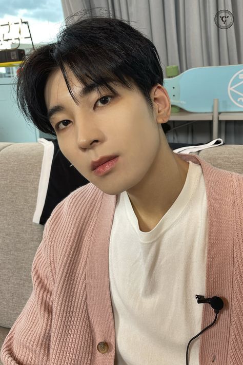 Wonwoo Svt Boyfriend Material, Choi Hansol, Won Woo, Seventeen Going Seventeen, Seventeen Debut, Seventeen Wonwoo, Seventeen Wallpapers, Pledis Entertainment, Boyfriend Pictures