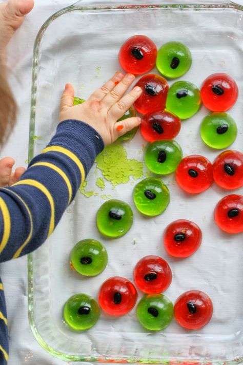 Halloween Sensory Bin for Baby and Toddlers: Edible Eyeballs from Fun at Home with Kids Edible Eyeballs, Baby Halloween Party, Halloween Kita, Halloween Sensory Bin, Halloween Toddler Party, Eyeballs Halloween, Halloween Activities For Toddlers, Activities For Babies, Halloween Infantil