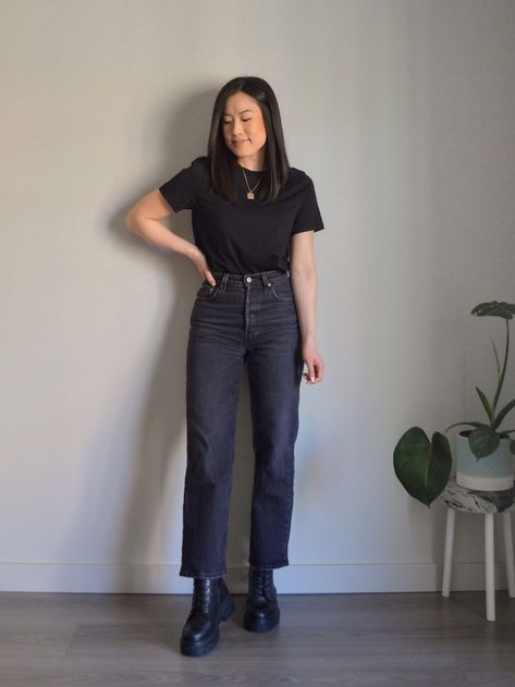 Black Outfits Work Casual, Black Outfits Professional, Black Jeans Office Outfit Summer, Black Vintage Jeans Outfit, All Black Outfit Simple, Work Outfits With Black Jeans, Black Jean Outfits Spring, Simple Black Jeans Outfit, Women Black Jeans Outfits