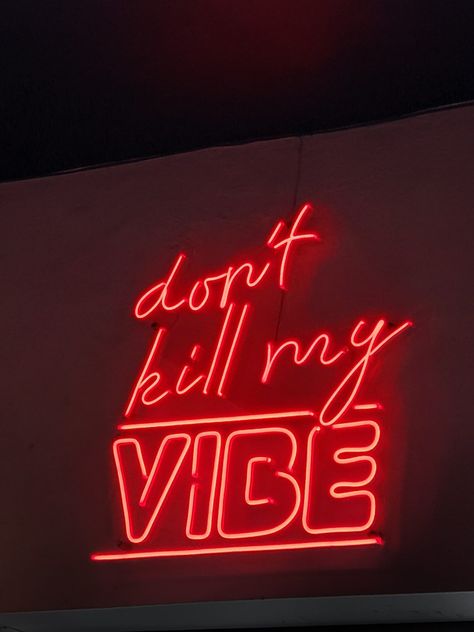 Frases, motivación Dont Kill My Vibe, Aesthetic Space, Date Me, My Vibe, Ios, Neon Signs, Room Decor, Graphic Design, Hair Styles