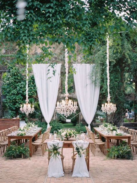 Stunningly elegant & tropical Hawaii wedding via Magnolia Rouge Budget Wedding Venue, College Sweethearts, Wedding Venues In Virginia, Wedding Setup, Wedding Hawaii, Luxury Weddings Reception, Chelsea Wedding, Dream Beach Wedding, Wedding Bouquets Pink