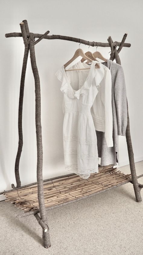 Building a clothing rack out of wood – Eva's Eden Diy Clothing Rack, Alt Wardrobe, Diy Clothes Hanger Rack, Cloth Hanger Stand, Wooden Clothing Rack, Dress Holder, Wooden Clothes Rack, Diy Clothes Hangers, Diy Coat Rack