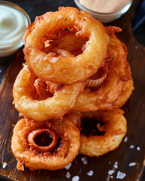 Beer-Battered Onion Rings Onion Ring Sauce, Battered Onion Rings, Beer Battered Onion Rings, Onion Rings Recipe, Dessert Pasta, Beer Battered, Lime Cheesecake, Creamy Mushroom Sauce, Homemade Meatballs