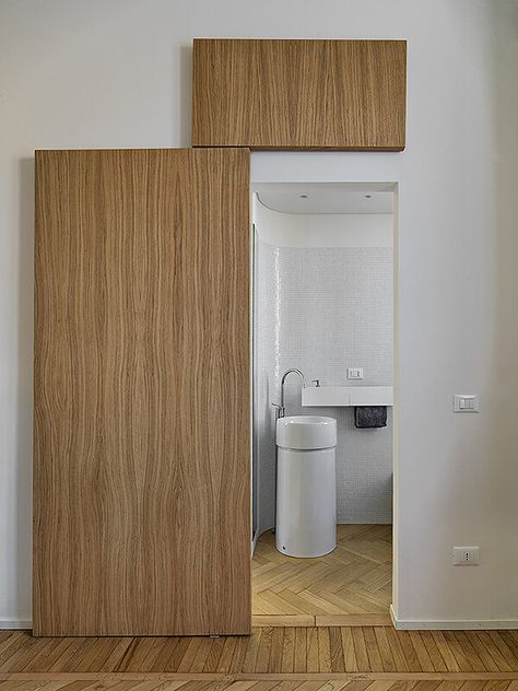 Unique Bathroom Door Ideas, Door Ideas For Small Spaces, Bathroom Sliding Door, Bathroom Door Ideas, Sliding Bathroom Doors, Pintu Interior, Wooden Sliding Doors, Modern Living Room Interior, Sliding Door Design