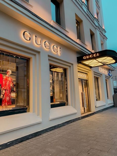 Gucci Boutique, Cladding Texture, Cafe Exterior, Retail Facade, Home Entryway, Retail Store Interior Design, Jewelry Store Design, Storefront Design, Classic Villa