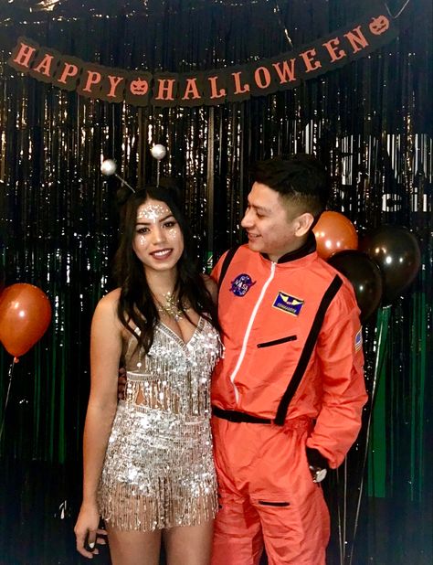 Astronaut Couple Costume, Astronaut And Alien Costume Couples, Alien And Astronaut Costume, Alien Couple, Astronaut Couple, Last Minute Couples Costumes, Diy Couples Costumes, Astronaut Costume, Alien Costume