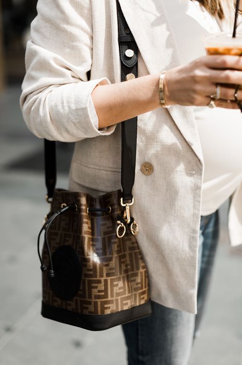 Bucket Bag Outfit, Bucket Bags Outfit, Fendi Outfit, Fendi Bucket Bag, Tas Louis Vuitton, Fendi Bucket, Purse Trends, Street Style Bags, Bag Outfit