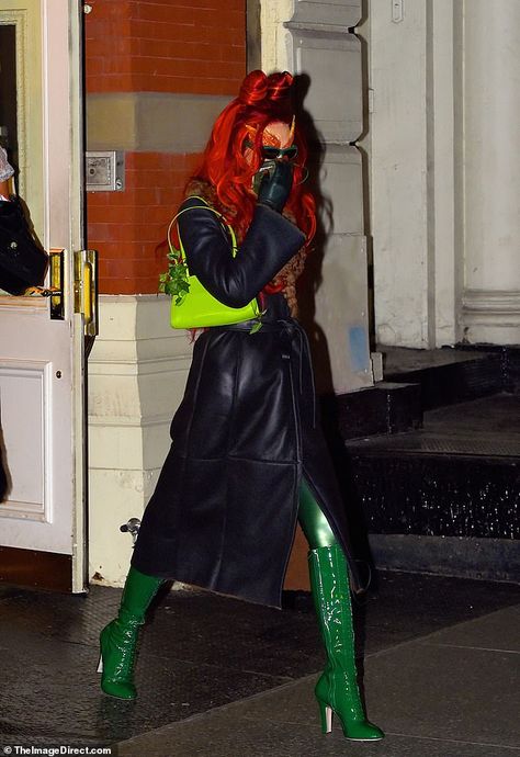 In addition to that wig: Hadid also wore bright green patent leather heeled boots, and cov... Bella Hadid Halloween Costume, Bella Hadid Halloween, Uma Thurman Poison Ivy, Poison Ivy Halloween Costume, Poison Ivy Costume, Ivy Fashion, Ivy Costume, Poison Ivy Costumes, Fashion Bella