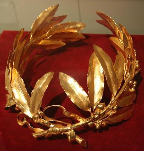 Laurel Wreath Coronation Crown of Emperor Napoleon I (replica), France (original crown: 1804; gold). Historic Crowns, Laurel Wreath Crown, Laurel Crown, Royal Crowns, Gold Wreath, Historical Jewellery, Royal Jewels, Laurel Wreath, Gold Crown