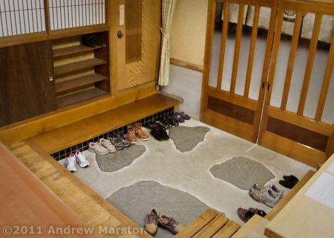 Japanese foyer Japanese Foyer Entryway, Shoe Area Entryway, Korean House Entrance, Japanese Entryway Ideas, Japanese Foyer, Japanese Entryway, Japanese Entrance, Ideas Recibidor, Japan Apartment