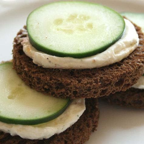 15 Easy 5-Ingredient Appetizers Cucumber Tea Sandwiches Recipes, Sandwich Appetizers, Cucumber Tea, Pumpernickel Bread, Party Bread, Cucumber Sandwich, Cucumber Tea Sandwiches, Gluten Free Puff Pastry, Appetizer Sandwiches