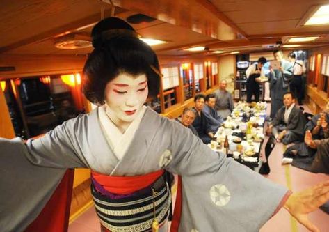 Male Geisha, Female Dancers, Kimono Design, Given Name, Boat Party, Host A Party, Japanese Women, Traditional Japanese, Japanese Culture