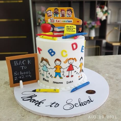 Daycare Cake, Back To School Cakes, School Themed Cake, First Day Of School Cake, School Cake Ideas, Teacher Birthday Cake, Mini Valentine Cakes, Back To School Cake, Cake Decorating For Kids