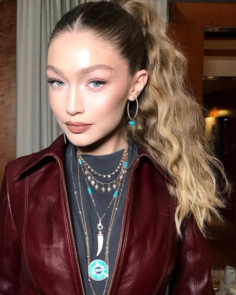 Gigi Hadid high ponytail with messy curls hair style and glowy skin makeup look ✨ Gigi Hadid High Ponytail, High Fashion Ponytail Hairstyles, High Fashion Ponytail, Center Part High Ponytail, High Ponytail Aesthetic, Gigi Hadid Ponytail, Slicked Back High Ponytail, Middle Part High Ponytail, Gigi Hadid Hairstyles