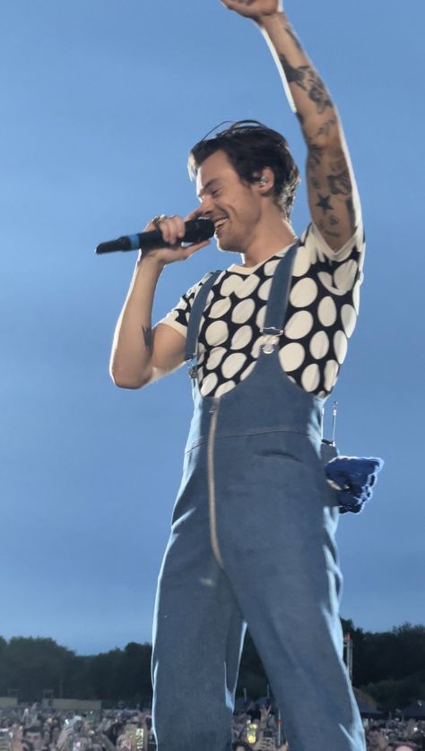 Harry Styles Manchester, Blue Jean Overalls, Harry Styles Concert, One Direction Harry Styles, One Direction Harry, Mr Style, Jean Overalls, Harry Styles Love On Tour, Choose Love