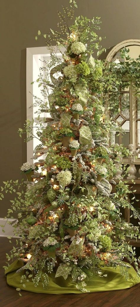 Victorian Christmas Tree, Floral Christmas Tree, Elegant Christmas Trees, Creative Christmas Trees, Christmas Tree Inspiration, Beautiful Christmas Trees, Green Christmas Tree, Colorful Christmas Tree, Victorian Christmas